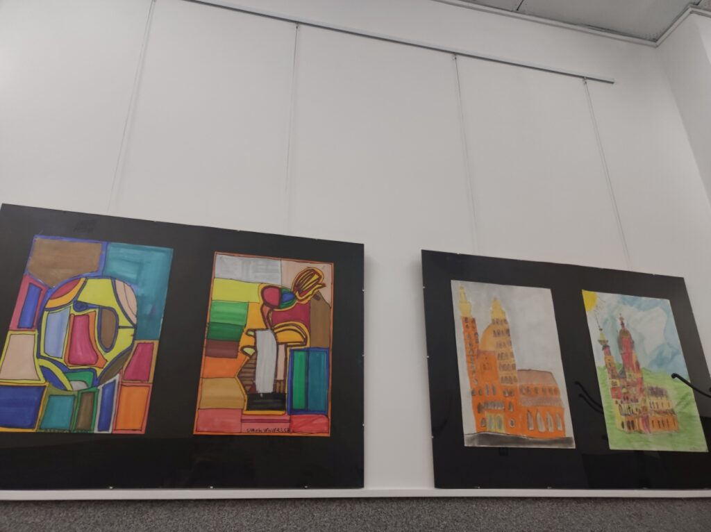 Korytarz Domu Kultury z galerią prac