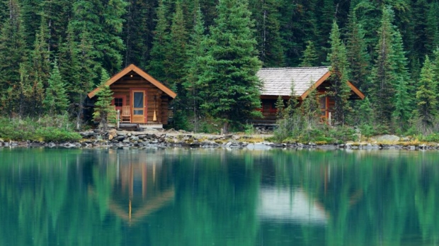 Lake O'hara in Yoho National Park with waterfront carbin.